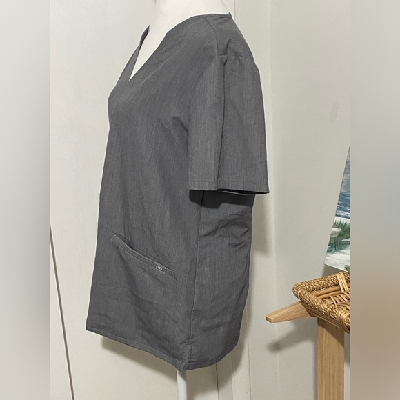 FIGS Medical Scrubs Women's Casma Three-Pocket Scrub Top Sz M Gray - Picture 2 of 16
